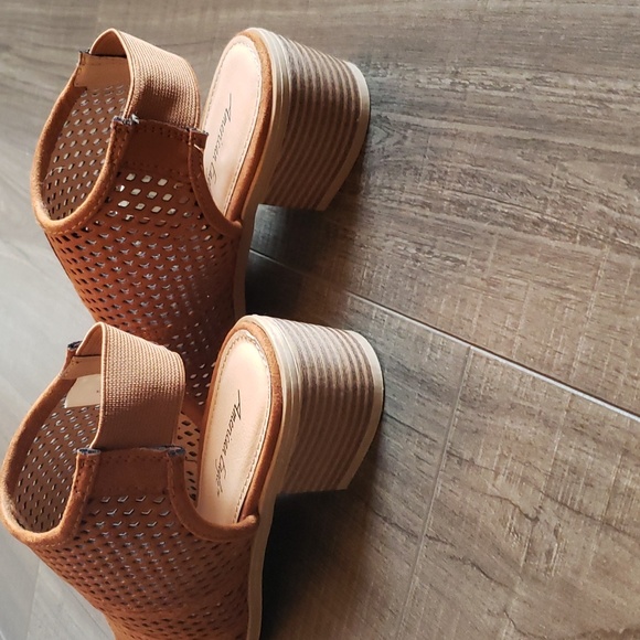 SOLD Shoes - Picture 3 of 5